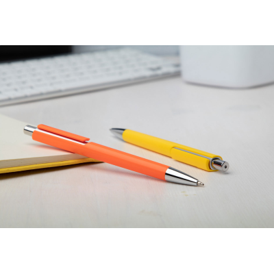 Insta műanyag golyóstoll színes testtel és króm részekkel