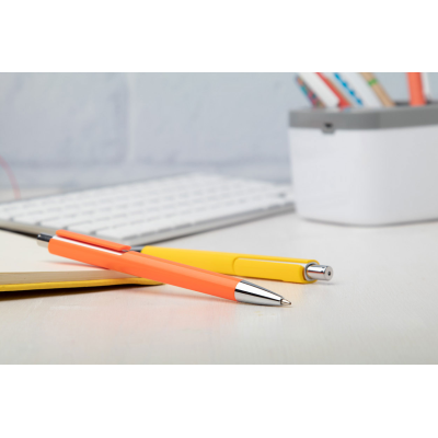 Insta műanyag golyóstoll színes testtel és króm részekkel