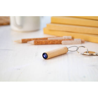 Mini bambusz elemlámpa, LED-del és fém kulcstartóval