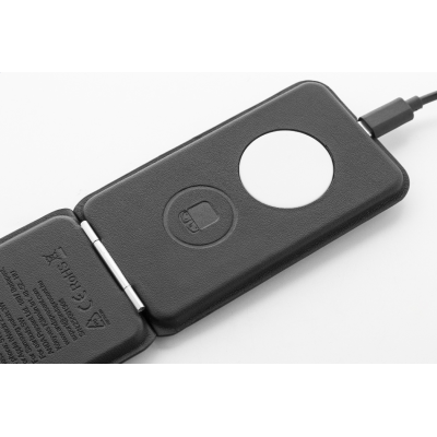 Luxus, összecsukható mobiltelefon-tartó és vezeték nélküli töltő szett újrahasznosított PU bőrből.